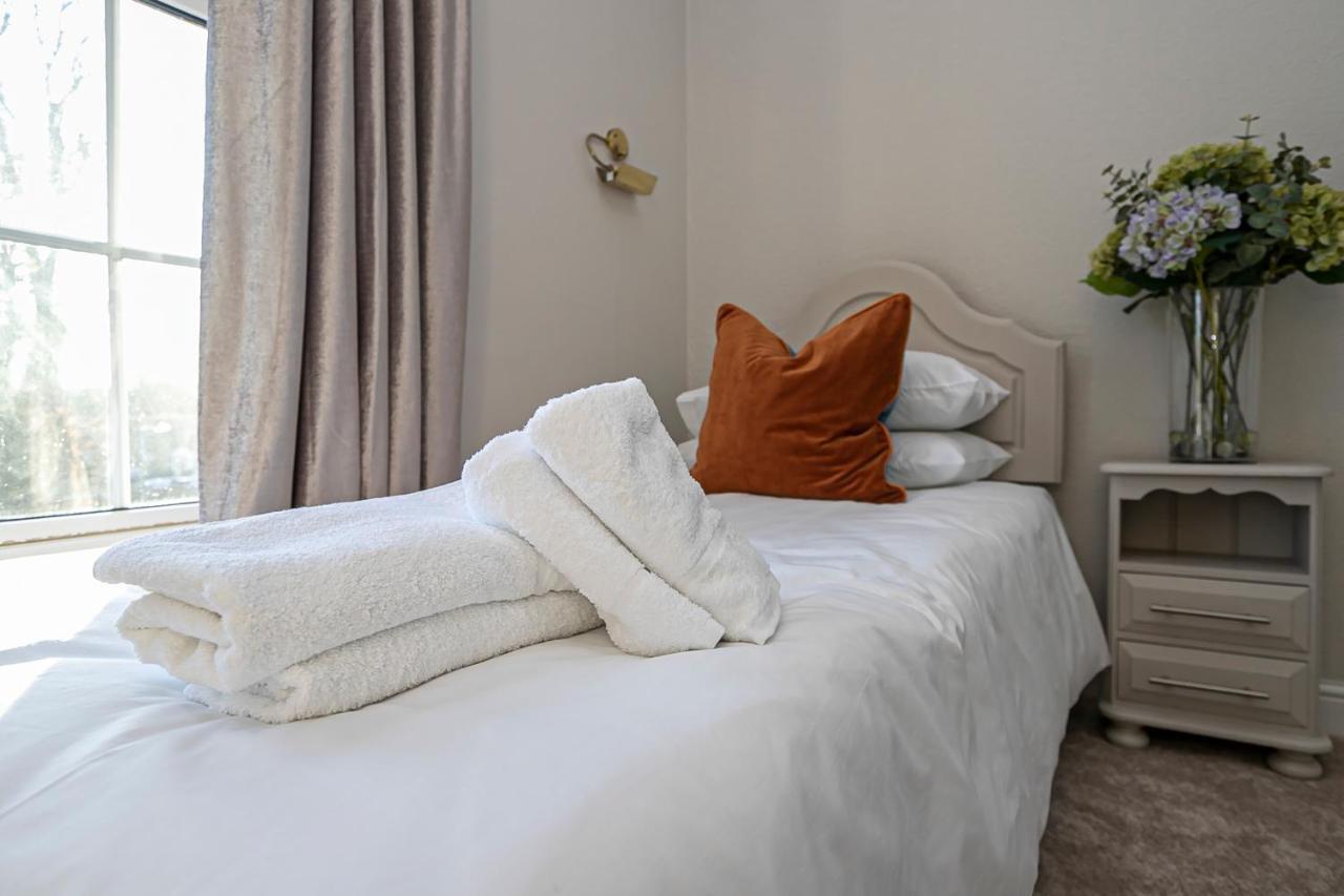 Pages Hotel And Guesthouse Harlow Zewnętrze zdjęcie