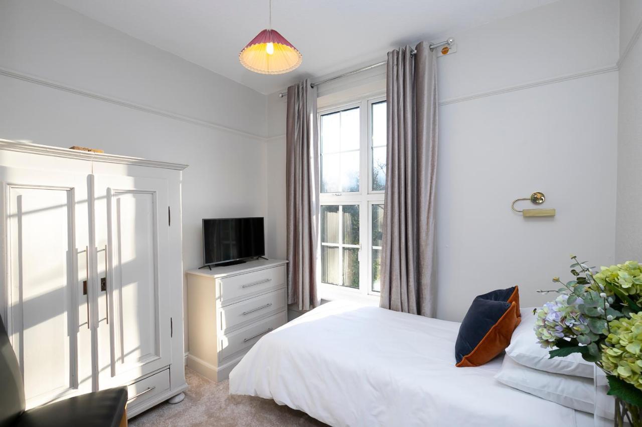 Pages Hotel And Guesthouse Harlow Zewnętrze zdjęcie